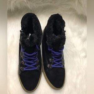 AMERICAN EAGLE, Black suede Side zip. Faux fur interior. Women's Size 8.